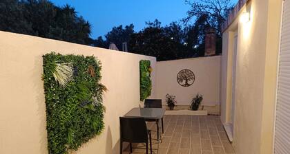 Le kalliste maisonnette 2 steps from the beach 2 terraces Private parking