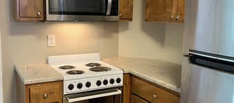 Two Bedroom Loft Apartment. Fully stocked kitchen close to downtown Hannibal.