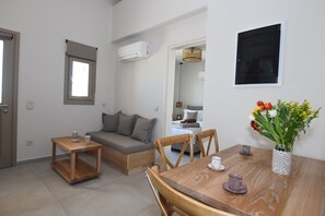 Dining - Santorini - Villa - Sleeps 4 - Pool - Parking (Santorini)