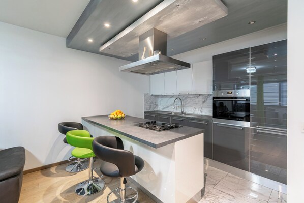 Fridge, oven, stovetop, dishwasher