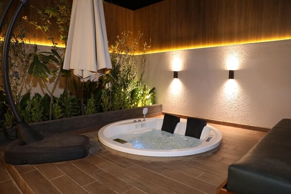 Bồn tắm spa ngoài trời
