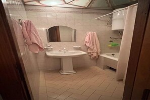 Sèche-cheveux, serviettes fournies, savon, papier toilette