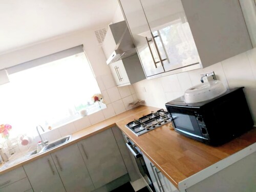 Room-peaceful Guest Room in Gravesend wi