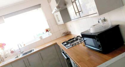 Room-peaceful Guest Room in Gravesend wi