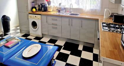 Room-peaceful Guest Room in Gravesend wi