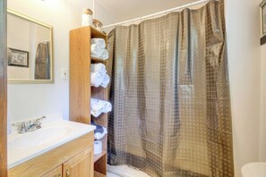 SĂšche-cheveux, serviettes fournies, savon, shampoing