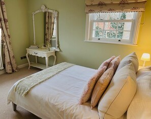 5 bedrooms, iron/ironing board, WiFi, bed sheets