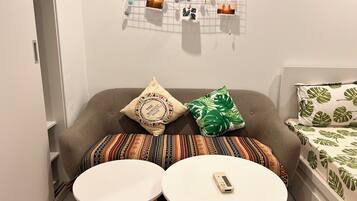 Apartment, Balcony, Pool View | Peralatan tempat tidur premium, gebar bulu kapas, meja