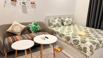 Căn hộ, ban công, quang cảnh hồ bơi | Bộ đồ giường cao cấp, chăn bông, bàn, màn/rèm cản sáng
