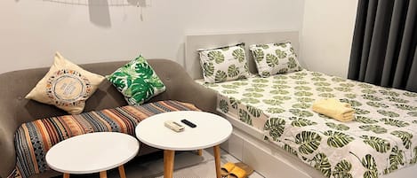 Appartement, balcon, vue piscine | Literie de qualité supérieure, couette en duvet d'oie, bureau
