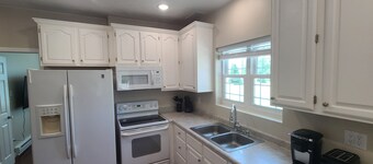 Barndominium at Grand Park, 8 minutes away!Large Outdoor Area, Very Comfortable