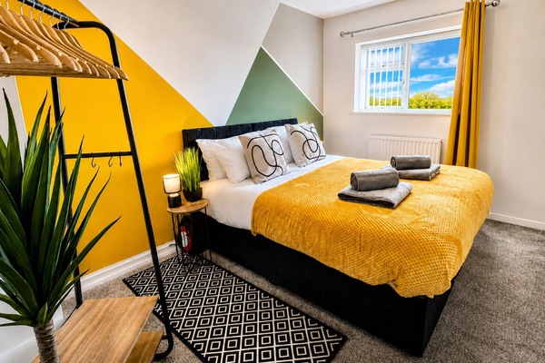 Main bedroom (can be either king bed or two singles)