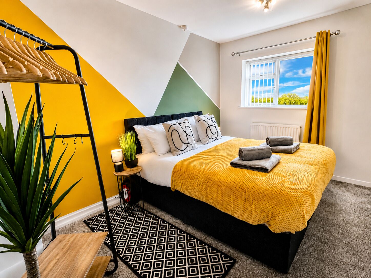 Main bedroom (can be either king bed or two singles)