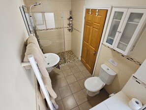 Familiekamer, 2 slaapkamers, en-suite badkamer (Room 1) | Badkamer | Handdoeken