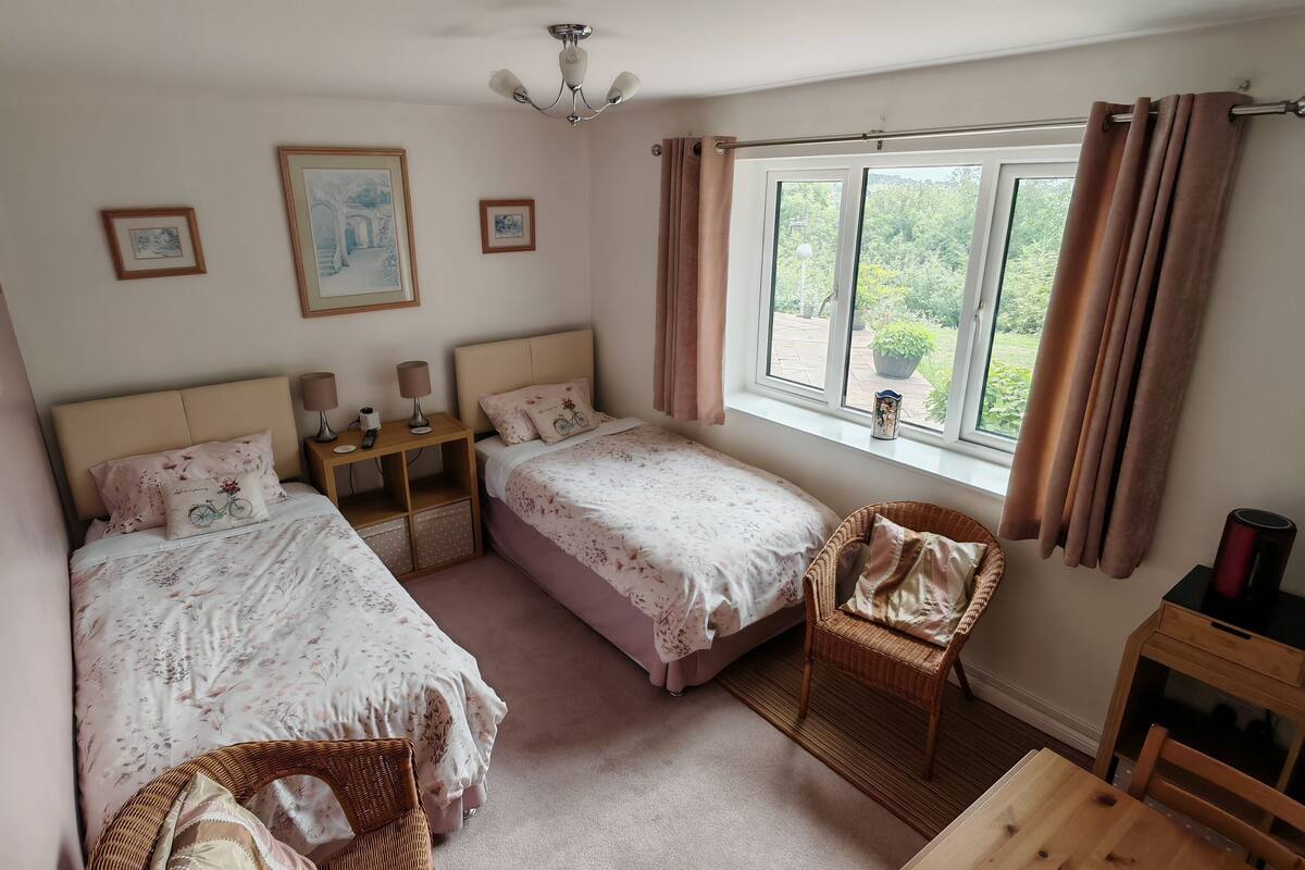 Herbergi fyrir tvo, tvö rúm - einkabaðherbergi (Room 2)
