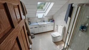 Firemannsrom, eget bad (Room 3) | Bad | Håndklær