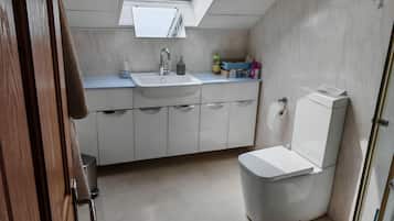 Habitación cuádruple, baño en la habitación (Room 3) | Baño | Toallas