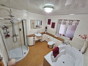 Herbergi fyrir tvo, tvö rúm - einkabaðherbergi (Room 2) | Baðherbergi | Handklæði