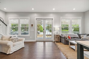 Casa, várias camas, varanda, vista para o jardim (293 Morgans Trail | Aquamarine) | Área de estar | TV de tela plana 42 polegadas com canais digitais