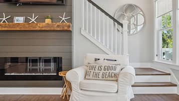 Casa, várias camas, varanda, vista para o jardim (293 Morgans Trail | Aquamarine) | Área de estar | TV de tela plana 42 polegadas com canais digitais