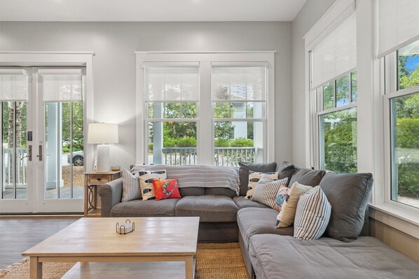 Casa, várias camas, varanda, vista para o jardim (293 Morgans Trail | Aquamarine) | Área de estar | TV de tela plana 42 polegadas com canais digitais