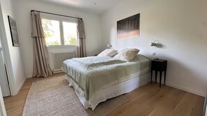4 slaapkamers, een strijkplank/strijkijzer, gratis wifi, beddengoed