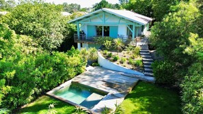 Een buitenzwembad en een verwarmd zwembad