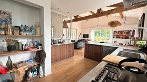Micro-ondes, four, plaque de cuisson, lave-vaisselle