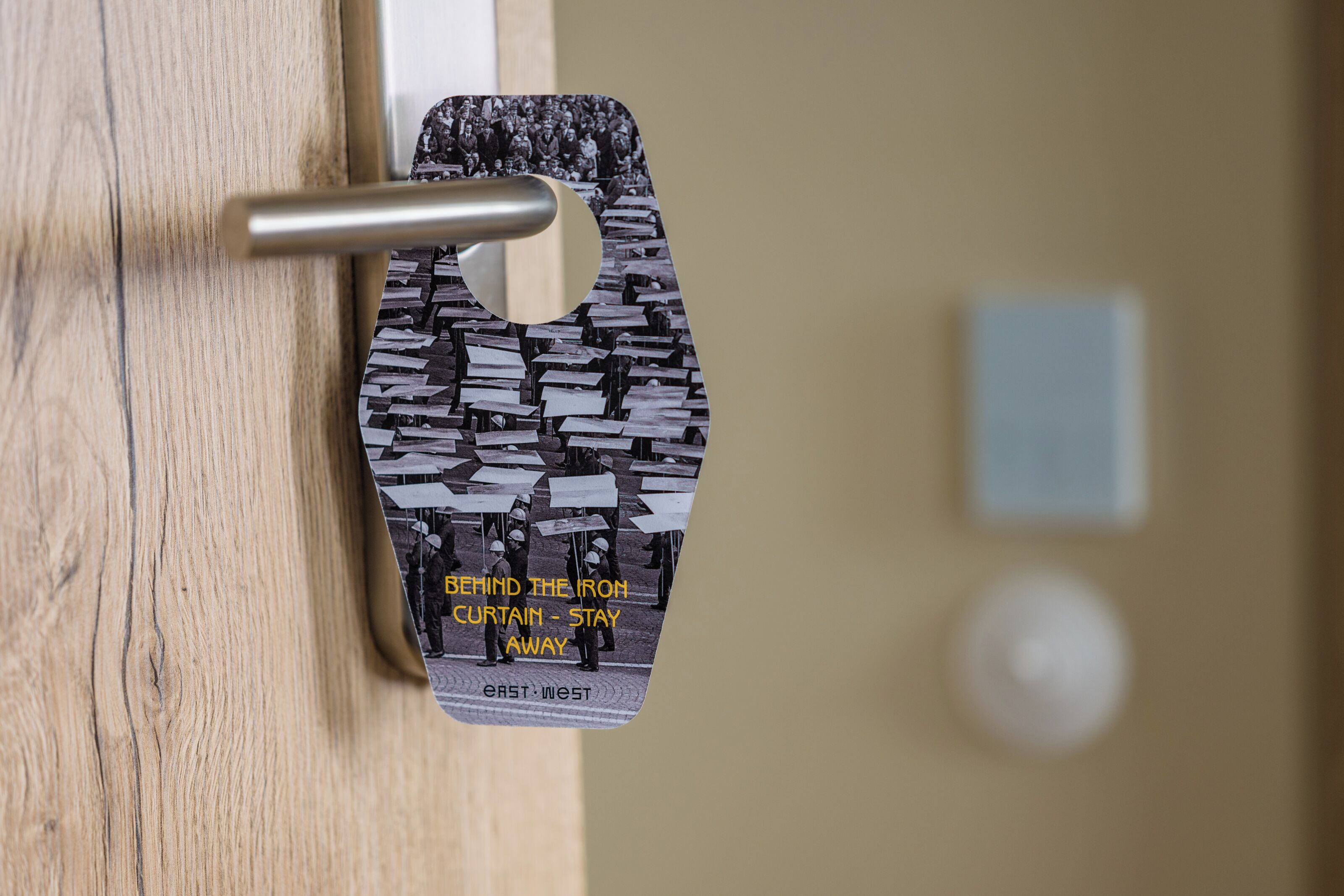 Puerta con manija de metal y timbre, adornada con una fotografía histórica y texto.