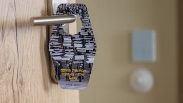 Puerta con manija de metal y timbre, adornada con una fotografía histórica y texto.