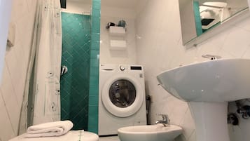Studio, 1 tweepersoonsbed, uitzicht op bergen | Badkamer | Een bidet