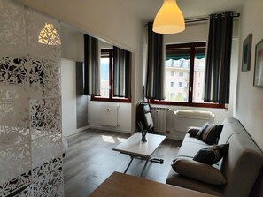 Estúdio conforto, vista para a cidade | Área de estar | Smart TV 43 polegadas com canais digitais