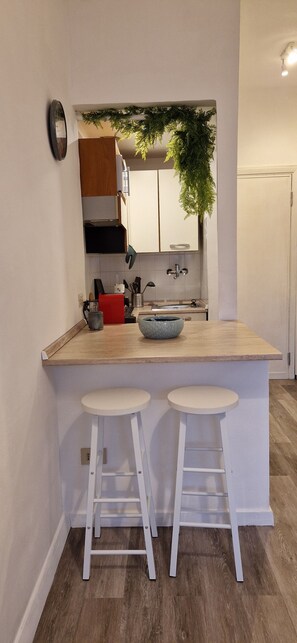 Monolocale comfort, vista città | Cucina privata | Macchina per tè/caffè, bollitore elettrico