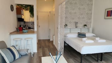 Studio, 1 tweepersoonsbed, uitzicht op bergen | Woonruimte | Een 43-inch smart-tv met digitale zenders