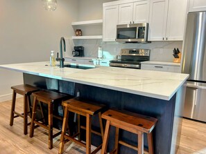 Een koelkast, een magnetron, een oven, een kookplaat