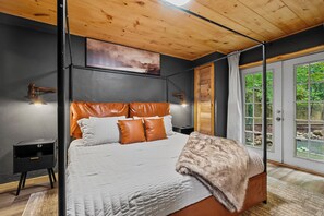 5 bedrooms, iron/ironing board, WiFi, bed sheets