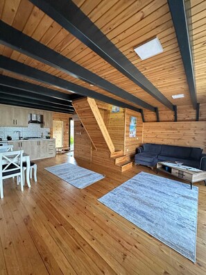 Espacio para trabajar con laptop y tabla de planchar con plancha
