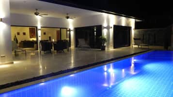Villa, 2 habitaciones, para fumadores, alberca privada | Alberca | Alberca techada