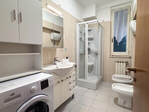Douche, sĂšche-cheveux, bidet, serviettes fournies