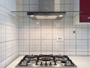 Kühlschrank, Ofen, Herdplatte, Wasserkocher mit Kaffee-/Teezubehör