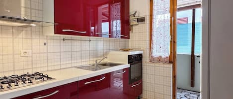Fridge, oven, stovetop, coffee/tea maker