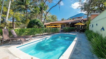 Piscine extérieure, parasols de plage, chaises longues