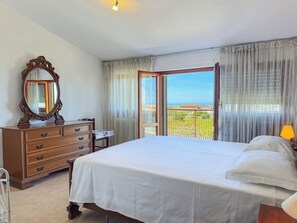 2 bedrooms, iron/ironing board, bed sheets