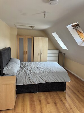 2 chambres, fer et planche à repasser, Wi-Fi, draps fournis