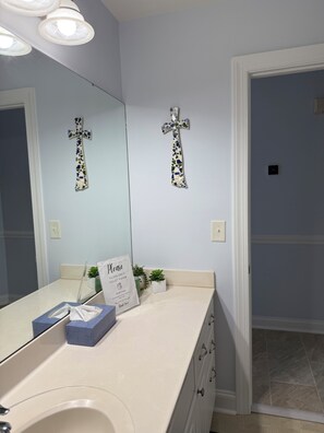 Pyyhkeet, saippua, vessapaperi