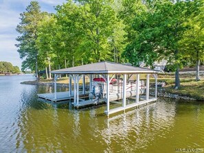 Marina - Waterfront Oasis
Waterfront 4-bedroom home with dock in a no-wake zone! (Henrico)