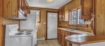 Charming 2-bedroom Lakefront cottage - Near Treehouse Brewery