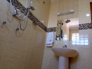 Shower, free toiletries, slippers, towels - Silver Side Hotel (Nakuru)