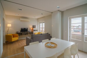 Living room - Spacious Apartment in Heart of Porto (Porto)