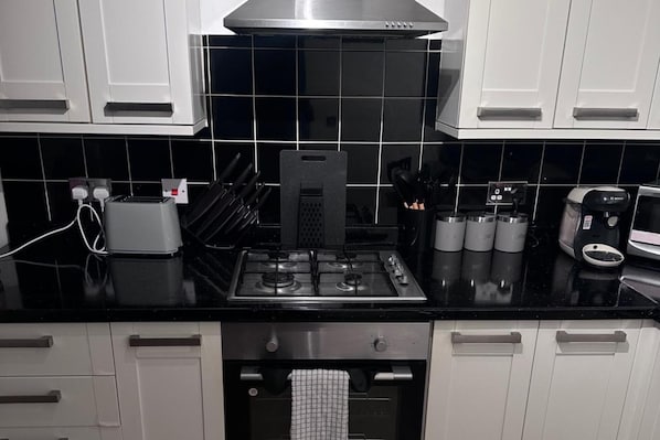 Refrigerador, microondas, horno y parrilla de estufa